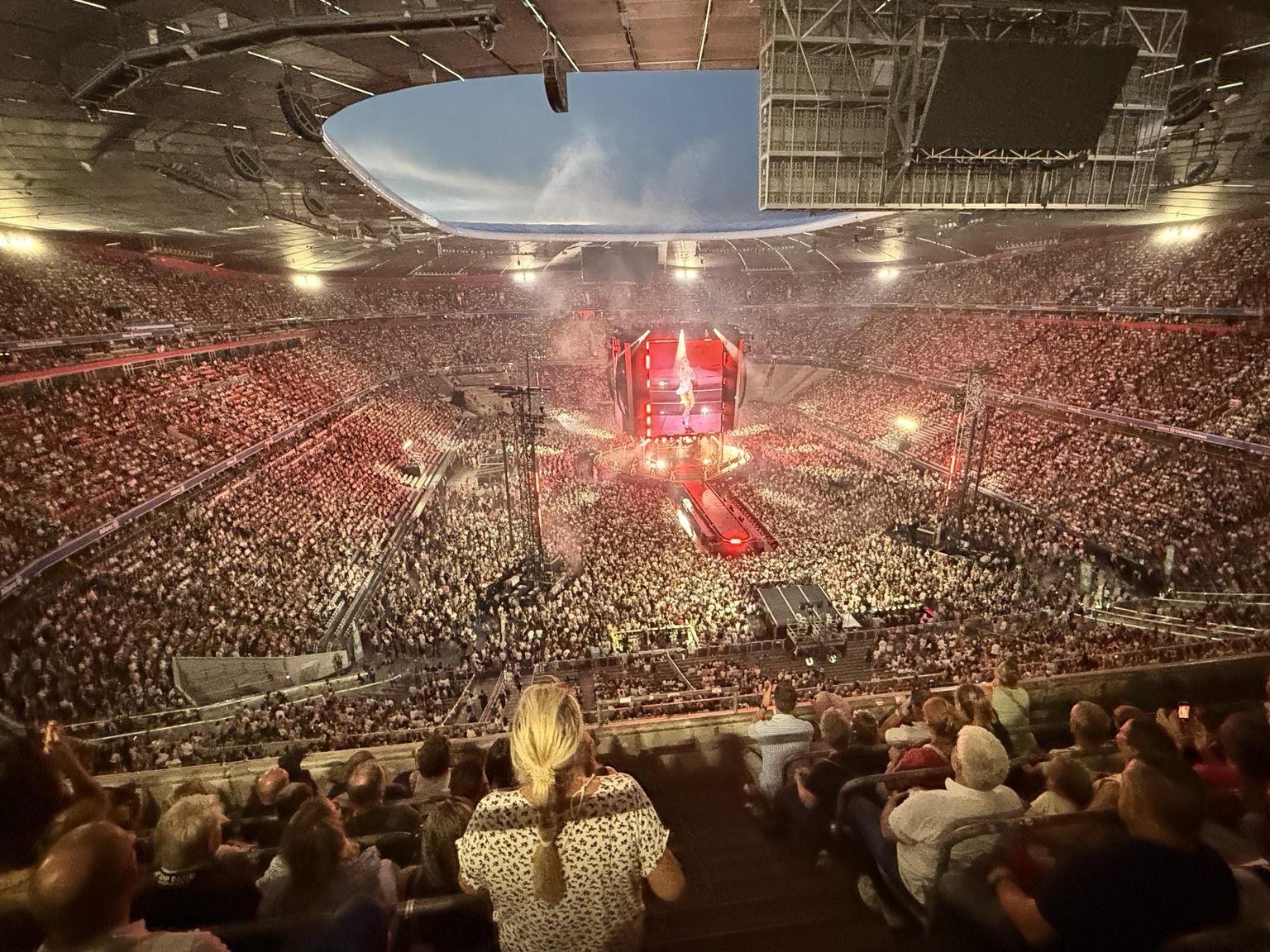 Blick auf ein Konzert in der gefüllten Allianz Arena
